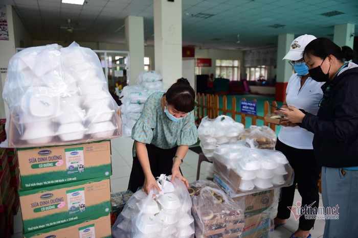 "12 thùng sữa, 6 thùng nước suối, 300 bánh bao, 50 phần bánh mì mình gửi đến các chốt phòng dịch mong mọi người cùng nhau vượt qua đại dịch này". Chị Trần Thị Hiền Minh, giảng viên đại học chia sẻ.