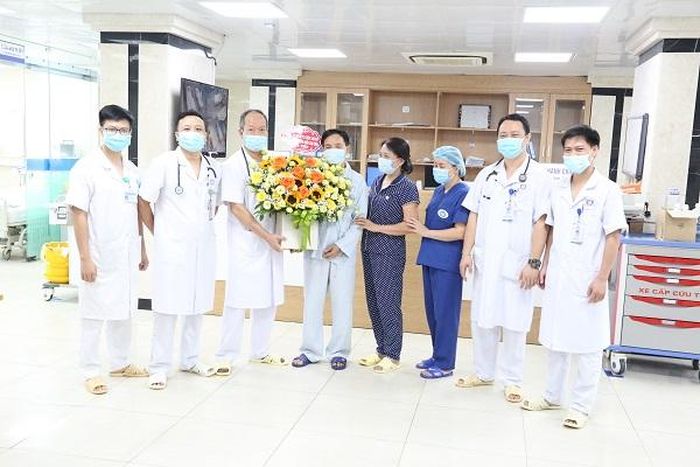 Gia đình bệnh nhân cảm ơn thầy thuốc đã cứu ông K. từ cõi chết trở về