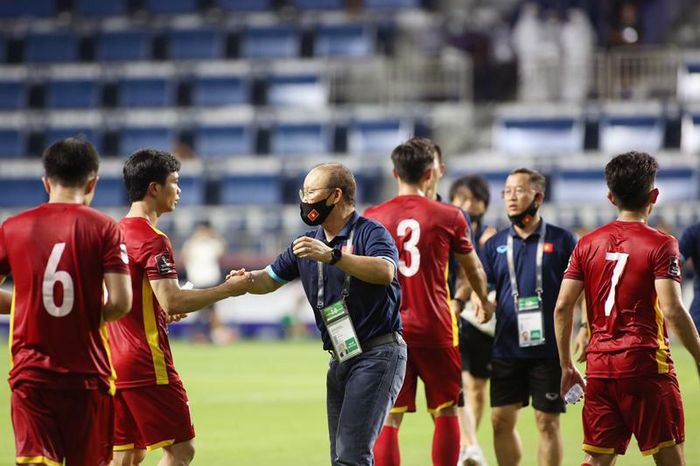 HLV Park Hang-seo chia vui cùng các học trò 