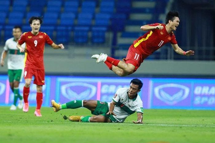 Pha vào bóng như triệt hạ đối thủ của cầu thủ Indonesisa với Tuấn Anh