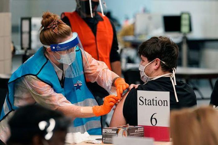 Ông Biden khẳng định tiến trình chống lại đại dịch Covid-19 trở thành một trong những thành tựu hậu cần lớn nhất mà nước Mỹ từng chứng kiến. Ảnh: Wall Street Journal. 
