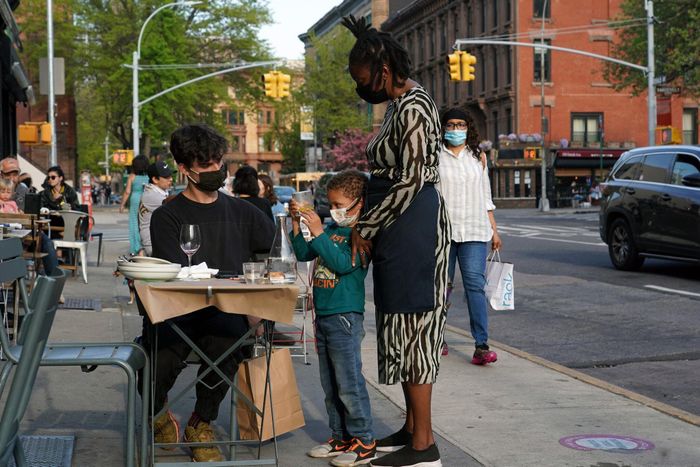  Quán ăn mở lại trên vỉa hè Brooklyn. Ảnh: New York Times. 