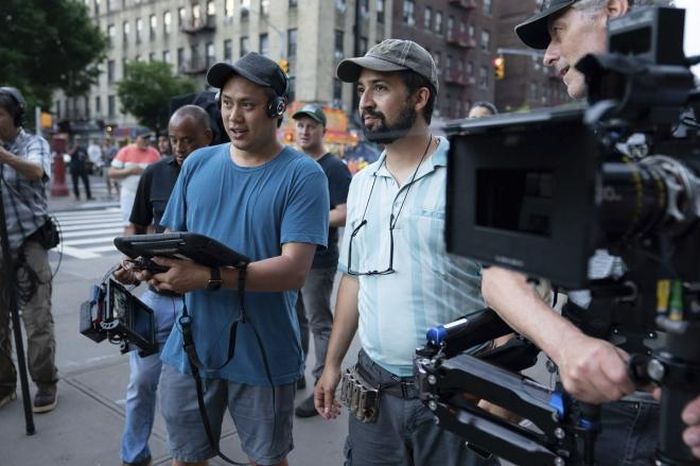 Jon M. Chu (trái) và Lin-Manuel Miranda trên phim trường