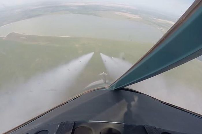 Su-34 nã tên lửa về phía mục tiêu giả định. Ảnh: Bộ Quốc phòng Nga
