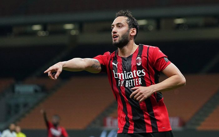 Arsenal vào cuộc lôi kéo Calhanoglu