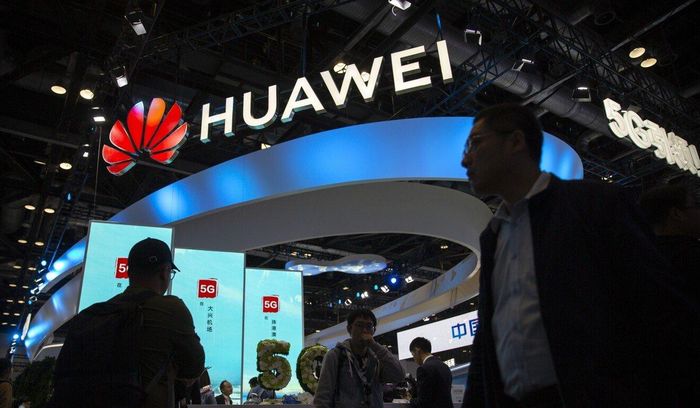 Huawei là một trong những công ty trả thêm tiền cho nhân viên làm quá giờ. Ảnh: AP.