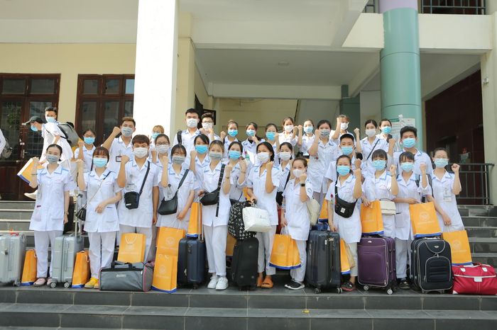 Gần 350 sinh viên tình nguyện cùng các thầy cô Trường Cao đẳng Y tế Bạch Mai hỗ trợ Bắc Giang trong công tác tiêm chủng.