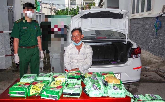 Đối tượng Võ Văn Hưng cùng tang vật. Ảnh: Đức Thắng