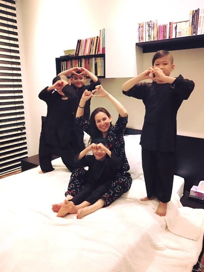 Ngoài ra, tại Việt Nam, Phi Nhung cũng xây dựng 1 căn nhà ở Bình Phước làm nơi nuôi dạy 23 người con nuôi.