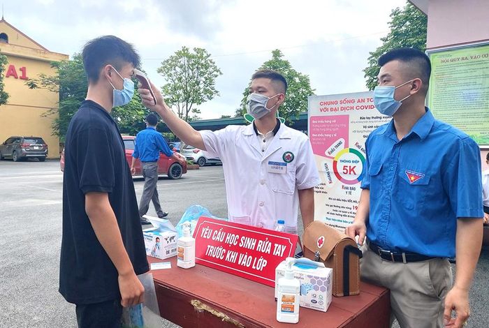 .. và được kiểm tra y tế trước khi vào phòng thi.