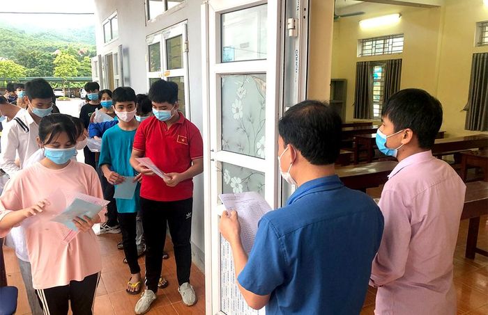 Cán bộ coi thi gọi thí sinh vào phòng thi