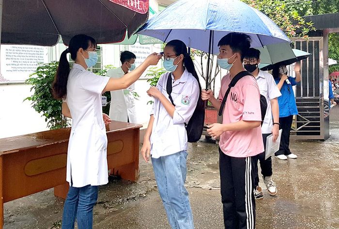 Thí sinh được đo thân nhiệt trước khi vào thi 