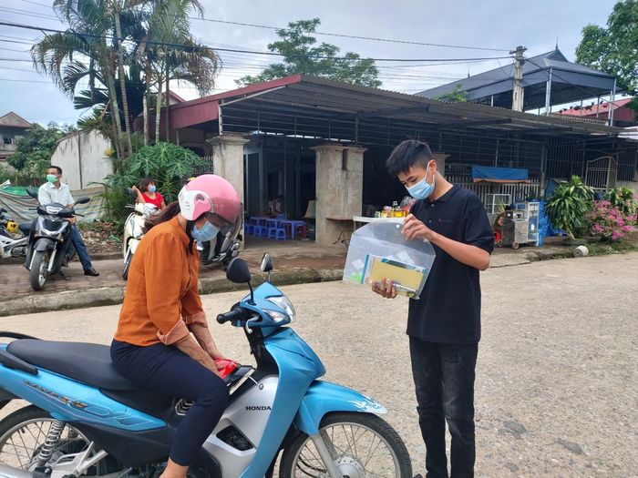 Các thí sinh được phụ huynh đưa đến điểm thi từ sớm để chuẩn bị...