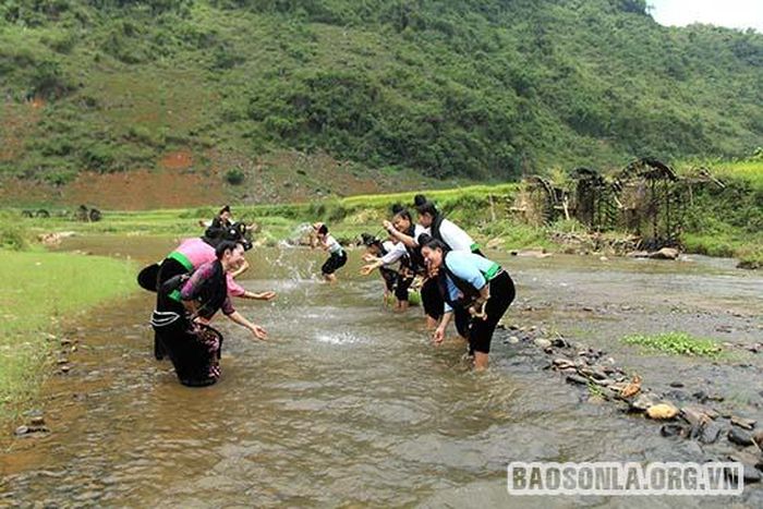 Những cô gái Thái vui đùa bên dòng suối Nặm É.