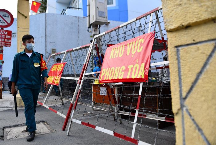  Một khu vực được phong tỏa tại TP.HCM. Ảnh: Hoàng Giám. 