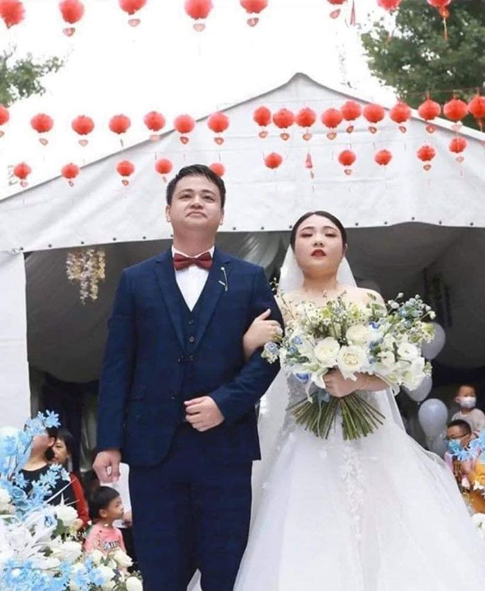 Mới đây, một cặp đôi "dở khóc dở cười" khi nhận bộ ảnh cưới không thể thảm họa hơn. Thợ chụp ảnh đã ghi lại những khoảnh khắc "dìm hàng nhất của cặp đôi" mặc dù đây được cho là thời điểm đẹp nhất trong đời. Ảnh: Facebook