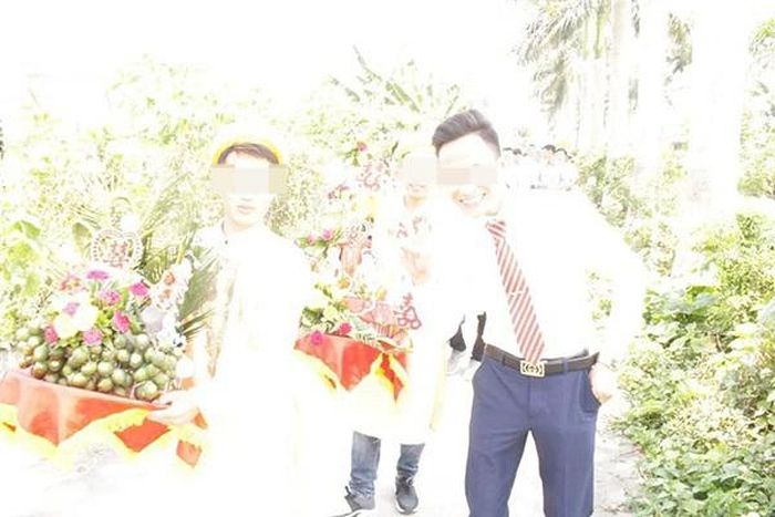 Trên MXH từng xuất hiện trường hợp một chàng trai đang hí hửng mãi mới lấy được vợ, ấy thế nhưng thợ chụp ảnh lại trả cho quả ảnh không thể xấu xí hơn. Ảnh: Facebook