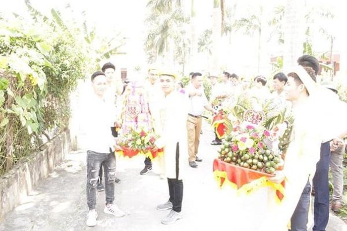 Đó là những bức ảnh không biết do nắng chói chang quá hay sao mà sản phẩm nhận về chỉ toàn thấy nắng. Chú rể và tất cả cảnh vật bị cháy sáng toàn bộ. Ảnh: Facebook