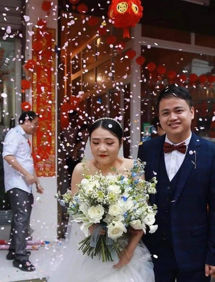 Từ mặt méo xệch, mắt lờ đờ cho đến cười "nham nhở", không biểu cảm nào của cô dâu chú rể là không có. Ảnh: Facebook