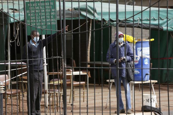 Người đàn ông bị từ chối khi đến tiêm vaccine Sinopharm tại một cơ sở y tế ở Harare, Zimbabwe. Ảnh: AP