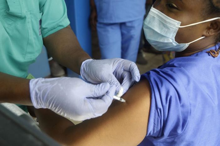 Nhân viên y tế được tiêm vaccine tại bệnh viện Đại lục Yaba ở Lagos, Nigeria. Ảnh: AP