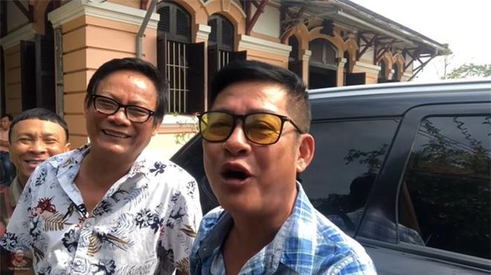 Tôi giàu thì không bằng ai nhưng xe cũng phải đi đến mười mấy chiếc, cứ mỗi ngày một chiếc. 