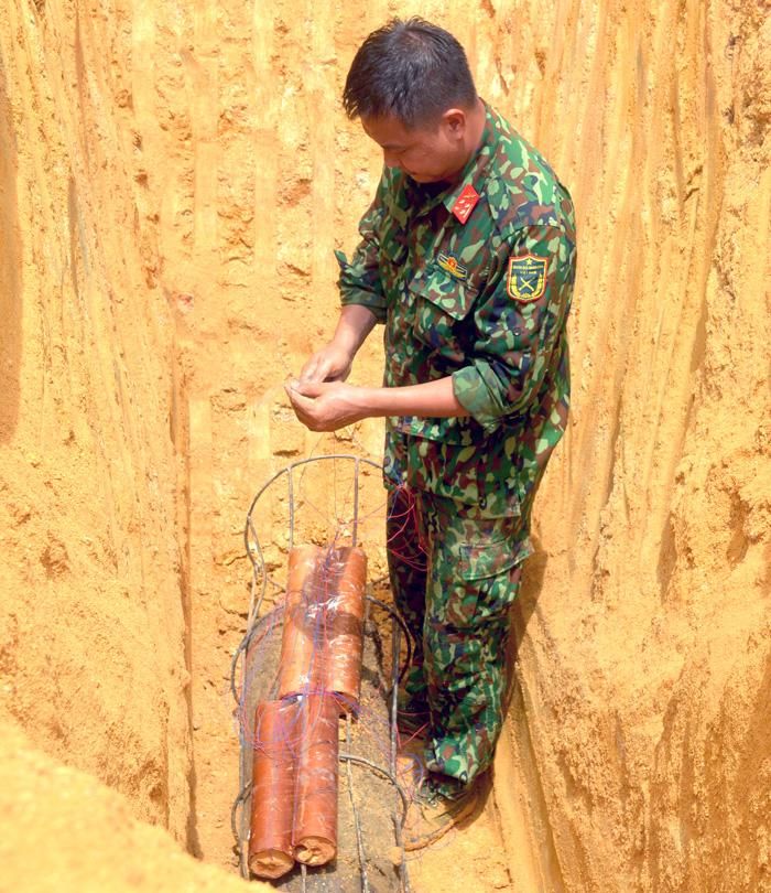 Cán bộ Ban Công binh, Bộ CHQS tỉnh chắp nối lượng nổ để tiêu hủy bom tại Khu vực tiêu hủy bom. 