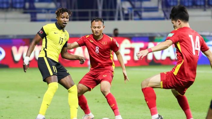 Các cầu thủ Malaysia cầm bóng và gây nhiều sức ép.