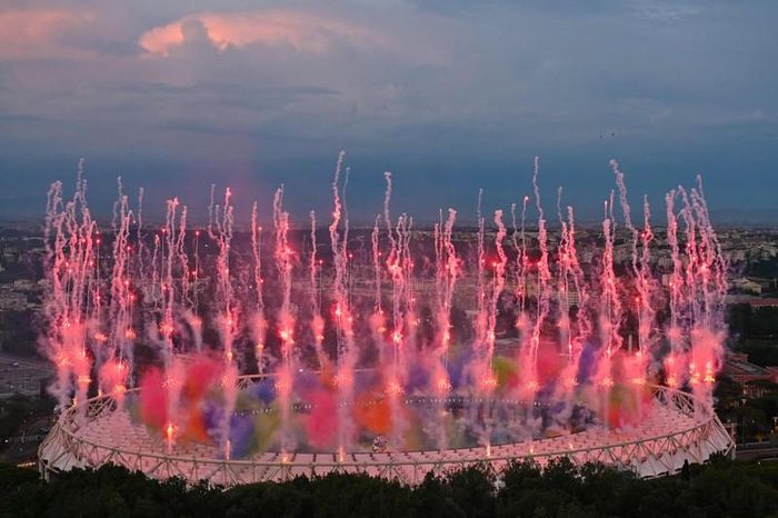 Pháo hoa được bắn lên quanh mái sân Olympico. Ảnh: Getty