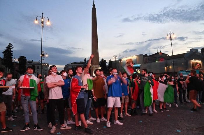 Bên ngoài sân Olympico, fan hâm mộ xem qua màn hình lớn. Ảnh: Getty