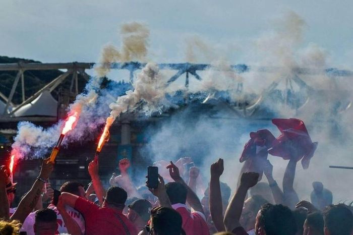 Fan Ý tập trung đốt pháo sáng bên ngoài sân Olympico Roma. Ảnh: Getty