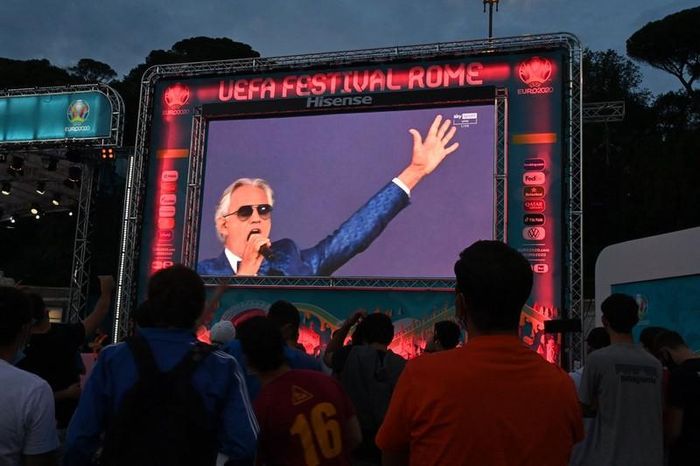 Giọng nam cao khiếm thị Andrea Bocelli hát khai mạc Euro 2020. Ảnh: Getty