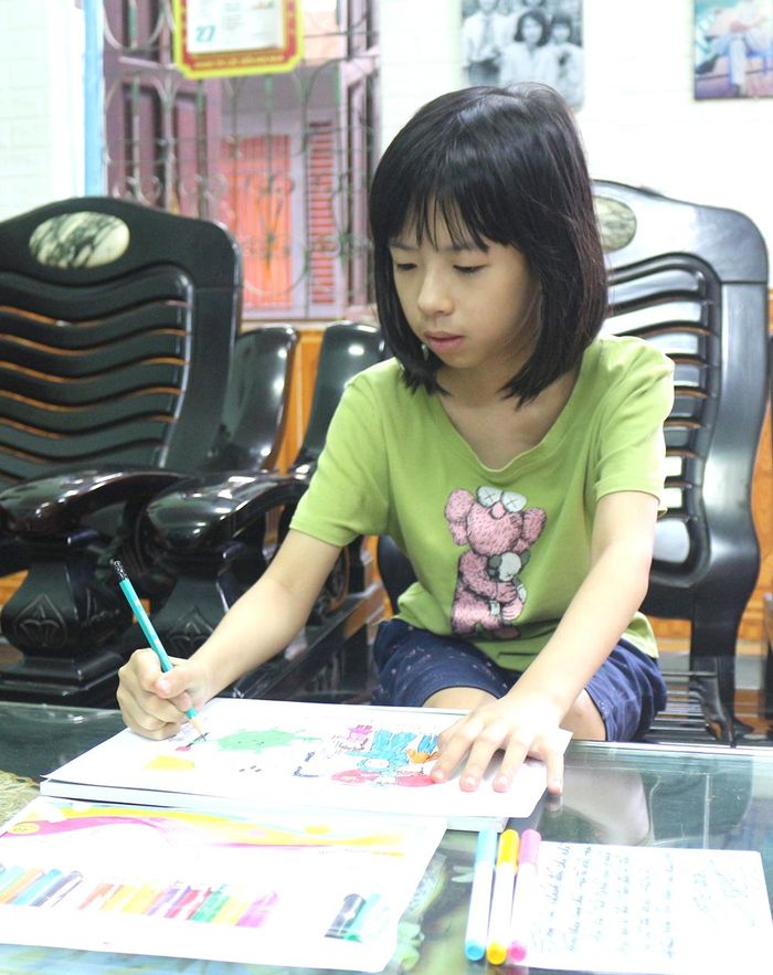 Minh Anh vẽ tranh về phòng chống dịch COVID-19.