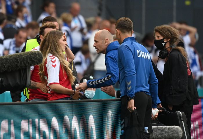  Các thành viên ban huấn luyện Đan Mạch nhận ra đây là vợ của Eriksen. 