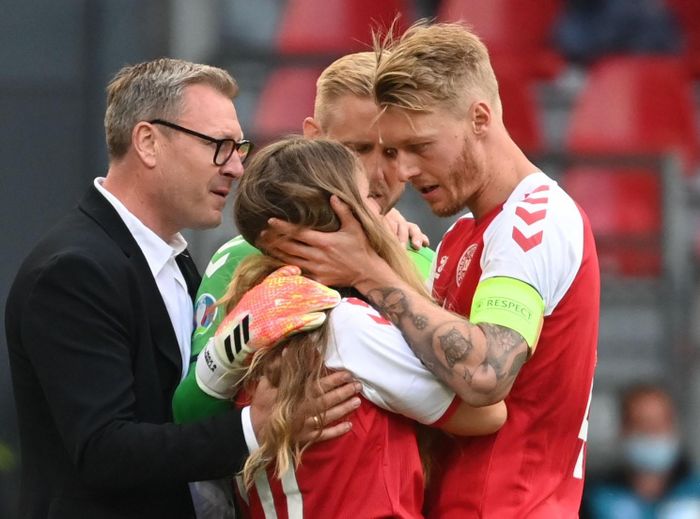  Vợ Eriksen sốc và khóc nhiều trên sân. Đội trưởng Simon Kjaer tiếp tục động viên tinh thần cho Sabrina Kvist Jensen. 