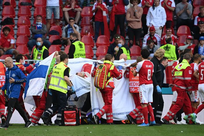  Eriksen được đưa khỏi sân để di chuyển đến bệnh viện. Lúc này, tiền vệ Đan Mạch đã tỉnh, có thể cử động tay. 
