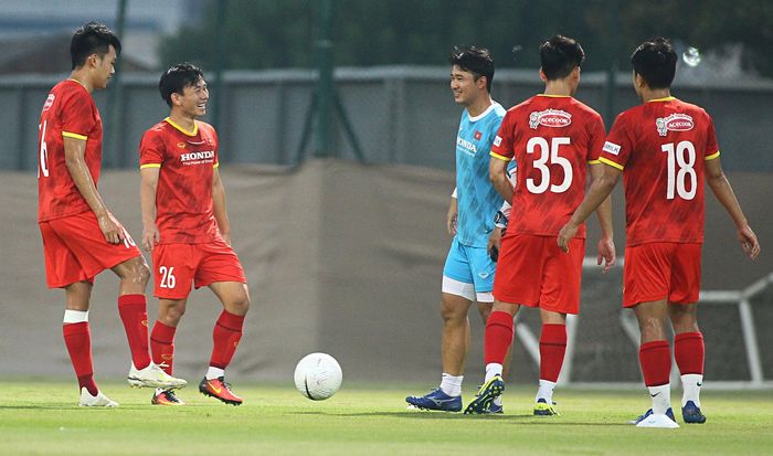  Nhóm 12 cầu thủ khác là những người không được đăng ký và không ra sân ở trận đấu hôm trước. Minh Vương (số 26) và những đồng đội này ở lại sân để tập chiến thuật, chờ cơ hội trong trận gặp UAE vào tối 15/6. 