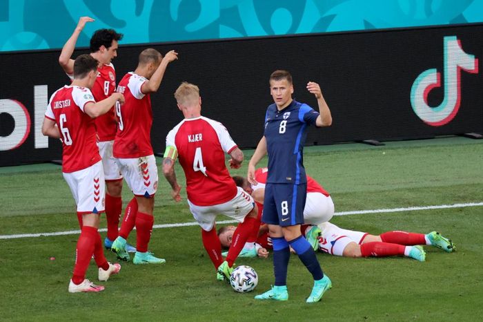 Christian Eriksen đột quỵ trong trận đấu giữa Đan Mạch và Phần Lan