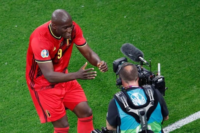Lukaku gửi thông điệp chúc chân sút Eriksen của đội tuyển Đan Mạch sớm bình phục sau khi bị đột quỵ ở trận đấu đầu tiên của bảng B. Ảnh: Dailymail.