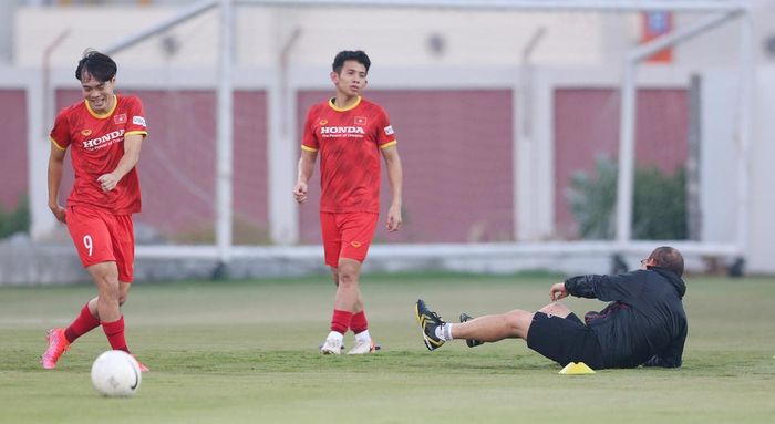 Văn Toàn, Hồng Duy "hành" cho thầy Park ngã sõng soài.