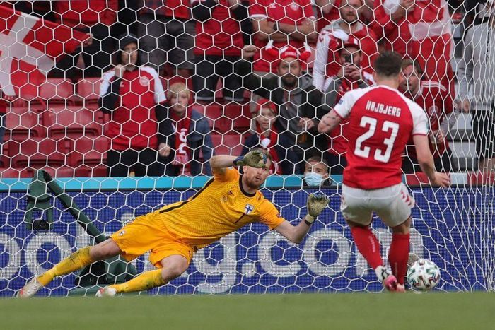 Cú đá penalty quá hiền của Đan Mạch ở phút 74