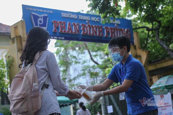 Học sinh sát khuẩn tay trước khi vào điểm thi tại Trường THPT Phan Đình Phùng. Ảnh: Lê Anh Dũng