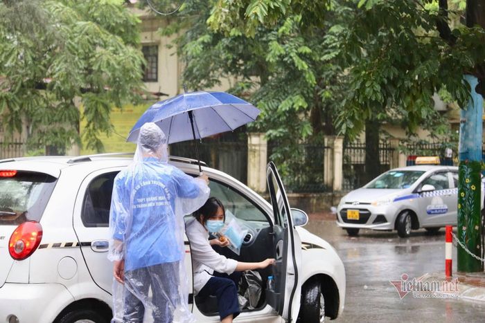 Trời mưa lớn, nhiều thí sinh được đưa đến trường thi bằng xe ô tô