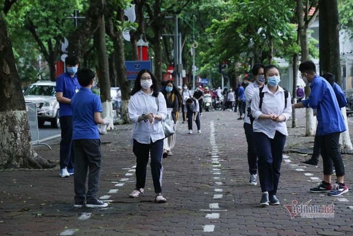 Học sinh xếp hàng trước khi vào điểm thi Trường THPT Phan Đình Phùng. Ảnh: Lê Anh Dũng
