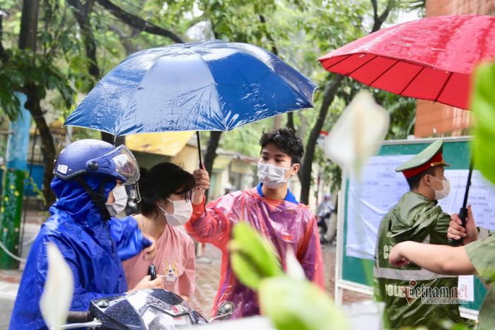 Các em nhận được sự hỗ trợ ngay từ cổng trường. Ảnh: Thúy Nga