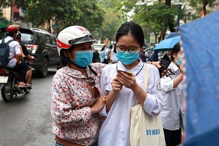 Thí sinh tại điểm thi THPT Việt Đức, Hà Nội sau khi hoàn thành hai môn thi sáng 12/6. Ảnh: Lê Phú/Báo Tin tức