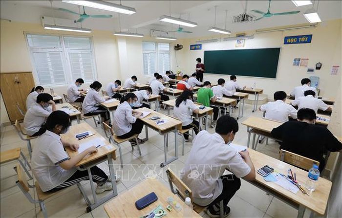 Phòng thi được bố trí chỗ ngồi cho thí sinh đảm bảo giãn cách. Ảnh: Thanh Tùng/TTXVN
