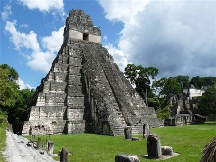 Theo các nghiên cứu, người Maya đã cư trú tại thành phố cổ Tikal trong 7 thế kỷ, khoảng từ năm 200 đến năm 900.
