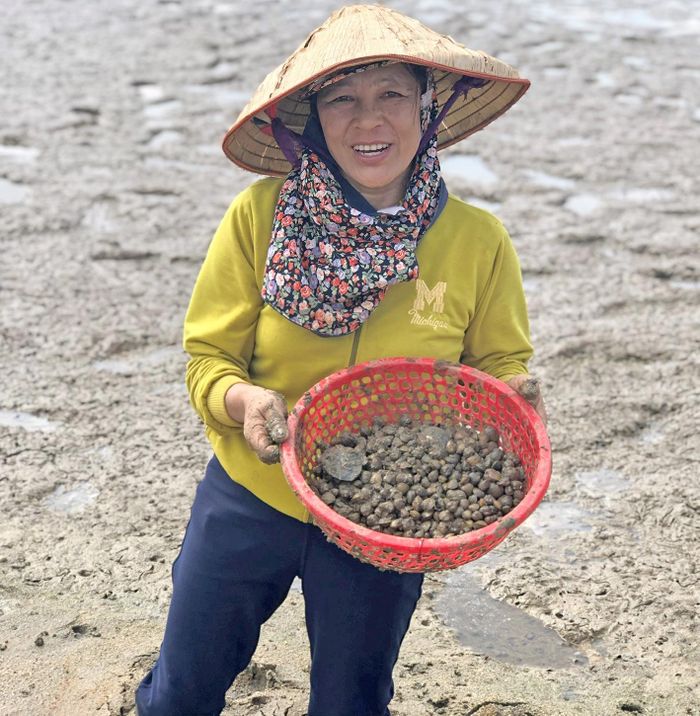 Bà Hoàng Thị Ngân (làng O Bung, xã Ia Ko, huyện Chư Sê) phấn khởi vì bắt được nhiều hến. Ảnh: Phương Dung