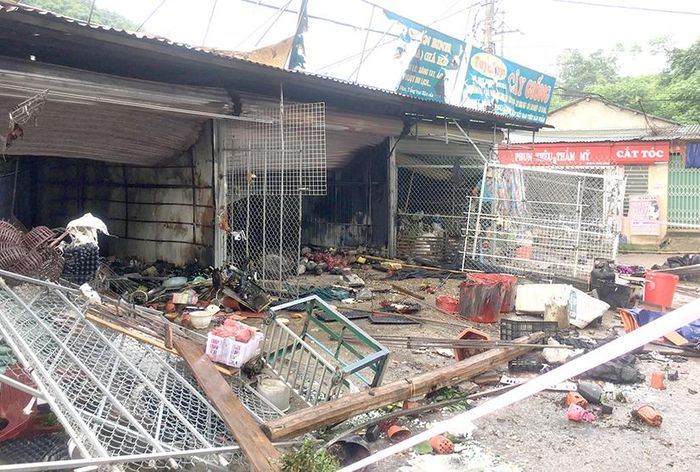 Hàng hóa trong kiốt bị thiêu rụi hoàn toàn.